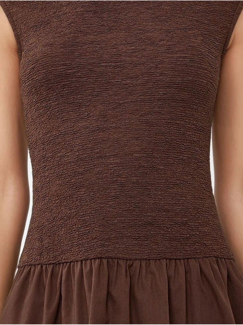 Minivestido texturizado con cuello redondo Marrón - Kiabi