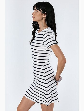 Minivestido tipo camiseta a rayas con cuello redondo busem