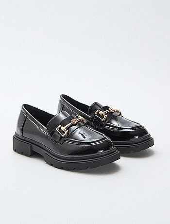 Mocasín charol con hebilla metálica