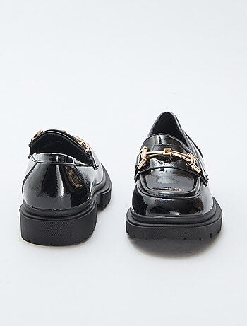 Mocasín charol con hebilla metálica