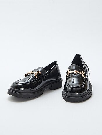 Mocasín charol con hebilla metálica