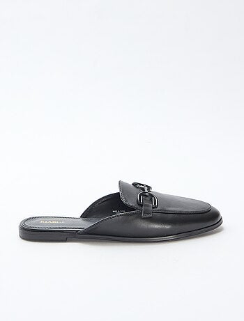 Mocasín detallado con cadena