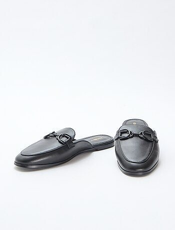 Mocasín detallado con cadena