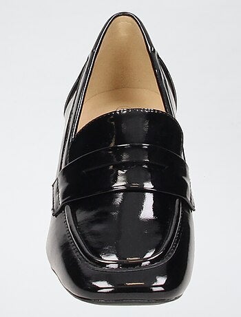 Mocasines charol con adornos fantasía
