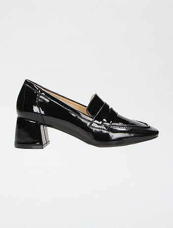 Mocasines charol con adornos fantasía