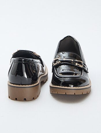 Mocasines charol con correas doradas decorativas