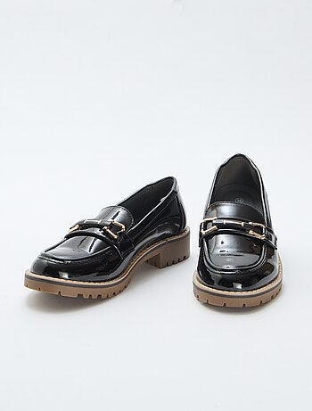 Mocasines charol con correas doradas decorativas
