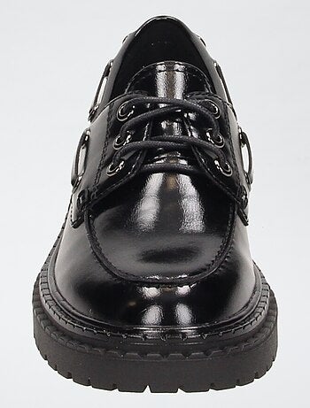 Mocasines charol con suelas dentadas