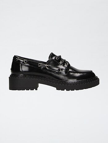 Mocasines charol con suelas dentadas