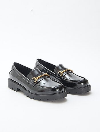 Mocasines charol con tira dorada