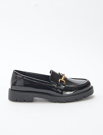 Mocasines charol con tira dorada