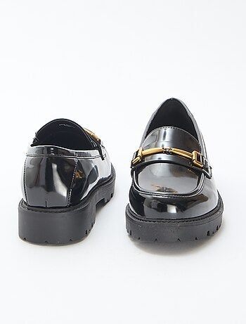 Mocasines charol con tira dorada