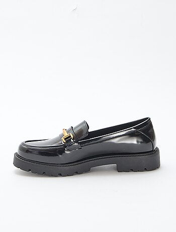 Mocasines charol con tira dorada