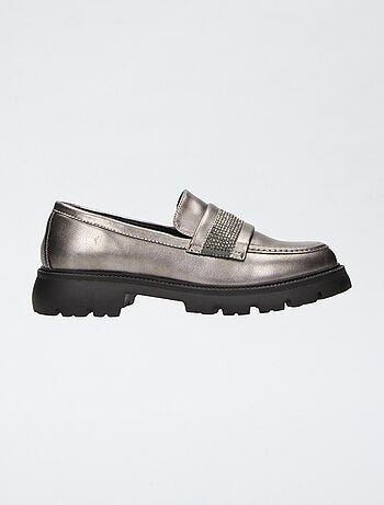 Mocasines charol plateados con adornos de strass