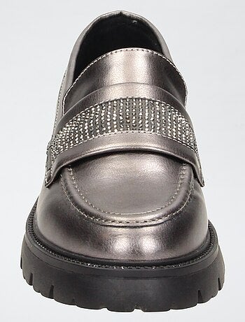 Mocasines charol plateados con adornos de strass