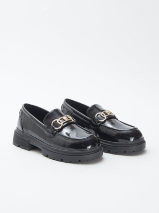 Mocasines de charol con hebilla dorada