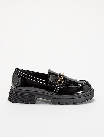 Mocasines de charol con suelas dentadas