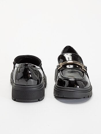 Mocasines de charol con suelas dentadas