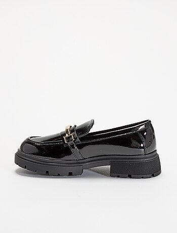 Mocasines de charol con suelas dentadas