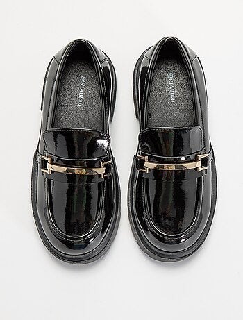 Mocasines de charol con suelas dentadas