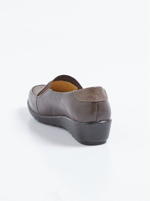 Mocasines de cuña de piel con elástico de ancho amplio - Afibel - Kiabi Mocasines de cuña de piel con elástico de ancho amplio - Afibel - Kiabi