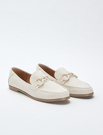 Mocasines tipo ante con joya decorativa en la parte superior