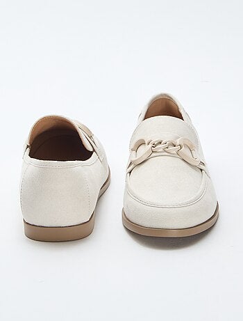 Mocasines tipo ante con joya decorativa en la parte superior