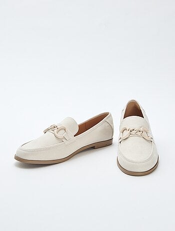 Mocasines tipo ante con joya decorativa en la parte superior