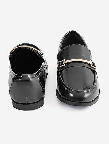 Mocassines acharoladas con joyas doradas de fantasía