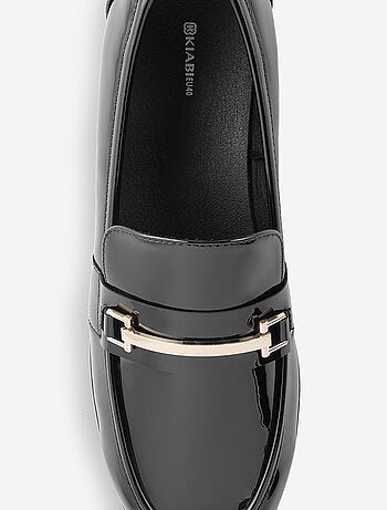 Mocassines acharoladas con joyas doradas de fantasía