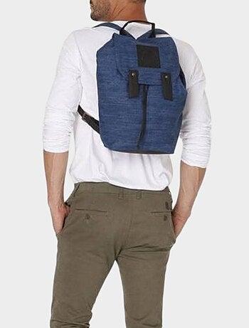 Mochila con cierre de botón magnético