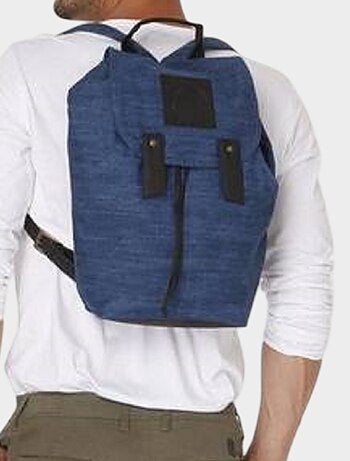 Mochila con cierre de botón magnético