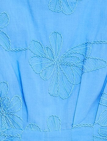 Mono corto con grandes flores bordadas