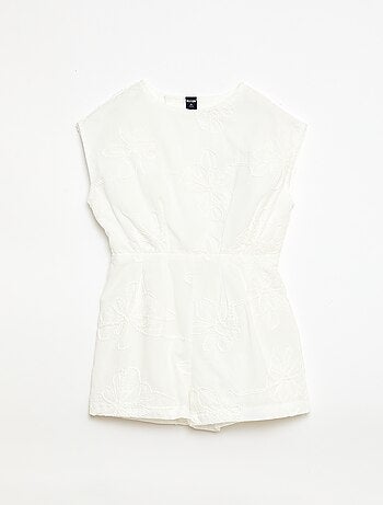 Mono corto con grandes flores bordadas