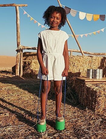 Mono corto con grandes flores bordadas