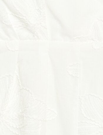 Mono corto con grandes flores bordadas