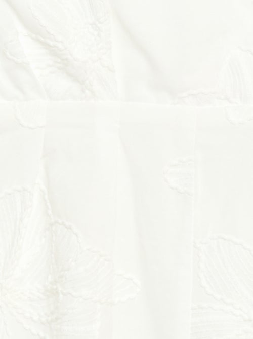 Mono corto con grandes flores bordadas - Kiabi