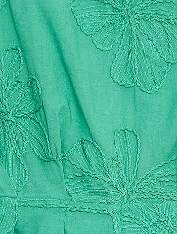 Mono corto con grandes flores bordadas