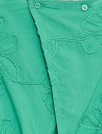 Mono corto con grandes flores bordadas