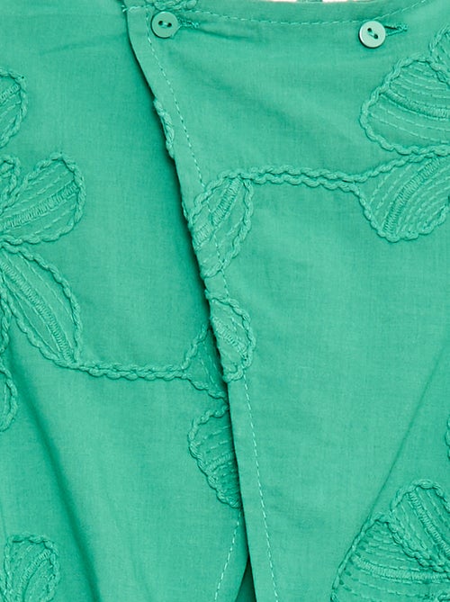 Mono corto con grandes flores bordadas - Kiabi