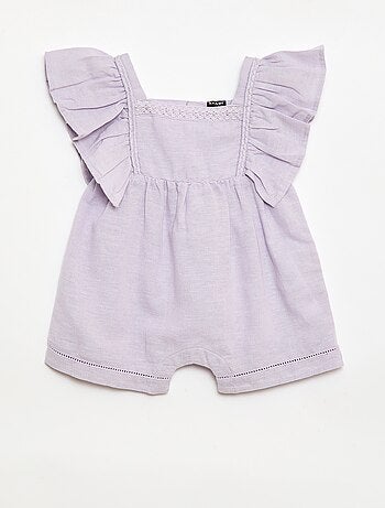 Mono corto con mangas con volantes