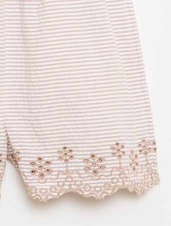 Mono corto de seersucker a rayas con nido de abeja y bordados