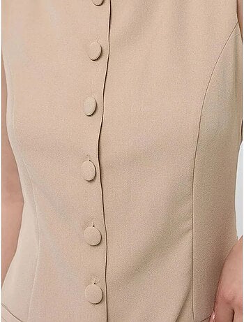 Mono de cuello redondo y pierna corta con detalle de botones