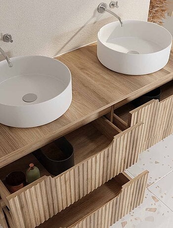 Mueble de baño con lavabo doble redondo con frente ondulado y armarios integrados