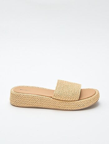 Mule con cuña imitación paja