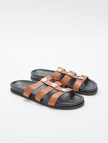 Mules con botones dorados de fantasía