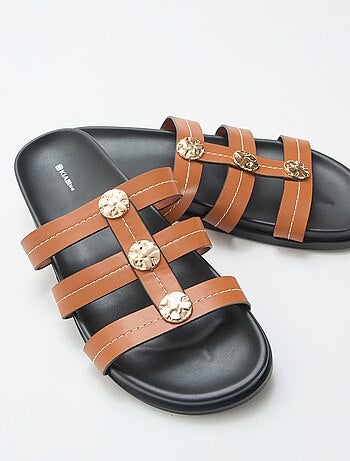 Mules con botones dorados de fantasía