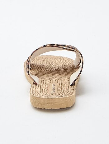 Mules con tiras cruzadas de tela