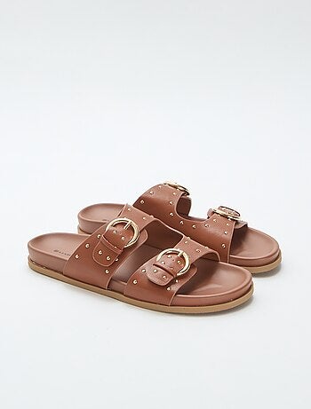 Mules con tiras y hebilla dorada