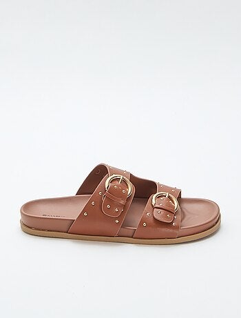 Mules con tiras y hebilla dorada